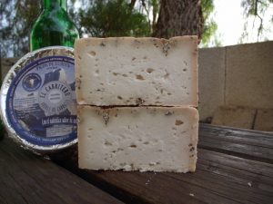 corte de queso azul pura leche de cabra El Cabriteru