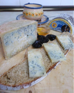 Pan de higos y queso azul de oveja elaborado en Arenas de Cabrales por El Cabriteru