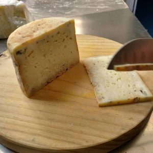 cortando-queso-en-El-Cabriteru