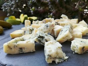 queso azul de El Cabriteru con aguacate y pepinillos