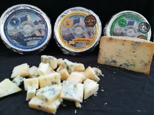 tres variedades de El Cabriteru y queso cortado