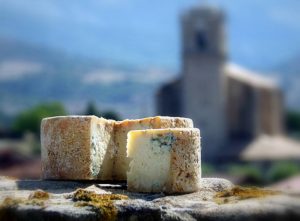 queso azul de el Cabriteru sobre piedra