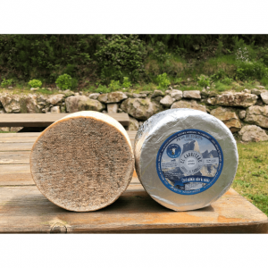 queso azul de El Cabriteru etiqueta azul leche cruda de cabra corteza natural
