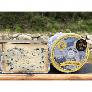 corte del queso azul de El Cabriteru leche pura de oveja