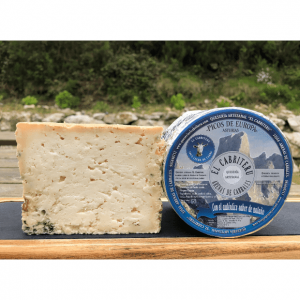 queso azul de El Cabriteru cortado y con queso etiquetado en azul al lado