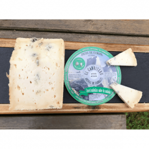 cuñas del queso azul de mezcla de leche de oveja y cabra de El Cabriteru