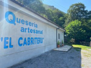 fachada quesería artesanal El Cabriteru montaña y árboles en Asturias